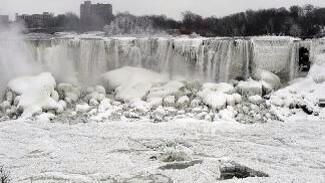 AIR TERJUN NIAGARA MEMBEKU