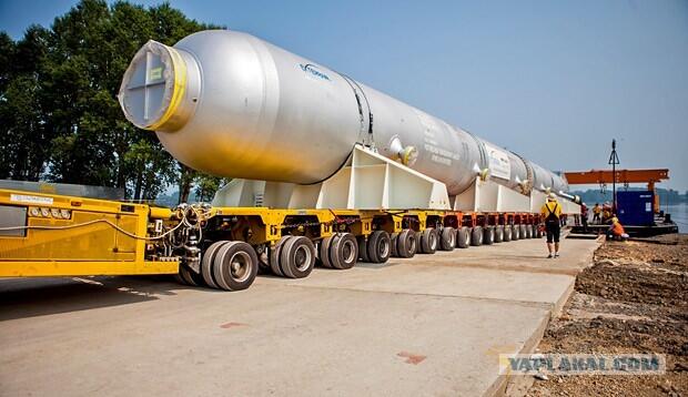  kendaraan unik dengan 384 roda dan muatan sepanjang 40 mtr, brt 2500 ton !