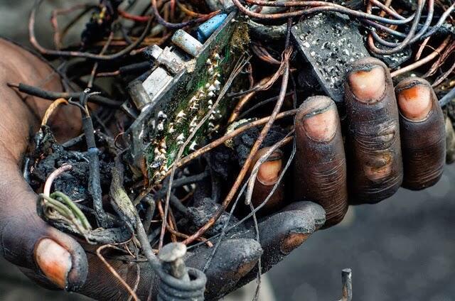 Karya Seni dari Sampah Elektronik