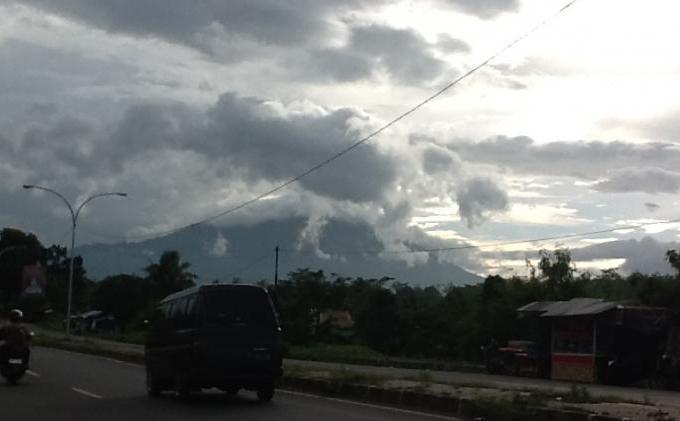 &lt;HEBOH&gt; Penampakan Awan Menyerupai &quot;Dinosaurus Tyrex&quot;