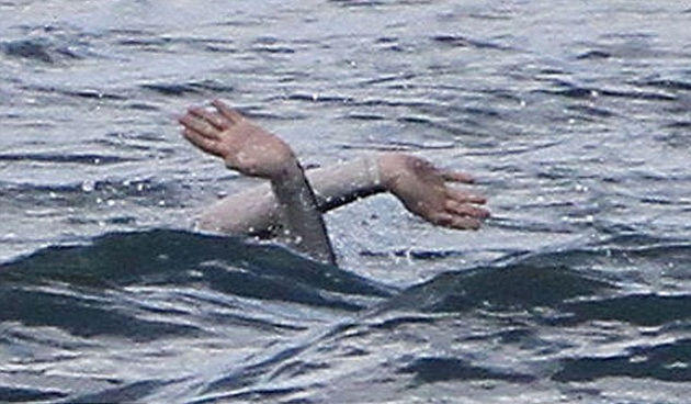 Wah Anne Hathway Hampir Tenggelam di Lautan Hawaii Gan !!