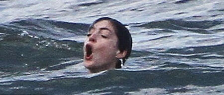 Wah Anne Hathway Hampir Tenggelam di Lautan Hawaii Gan !!