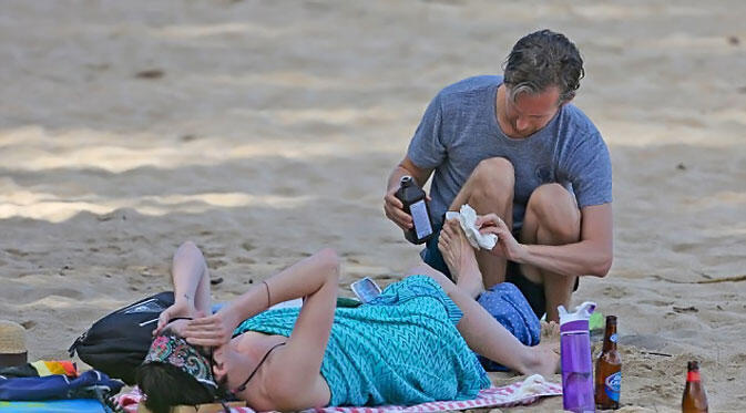 Wah Anne Hathway Hampir Tenggelam di Lautan Hawaii Gan !!