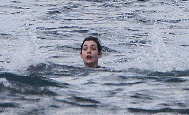 Wah Anne Hathway Hampir Tenggelam di Lautan Hawaii Gan !!