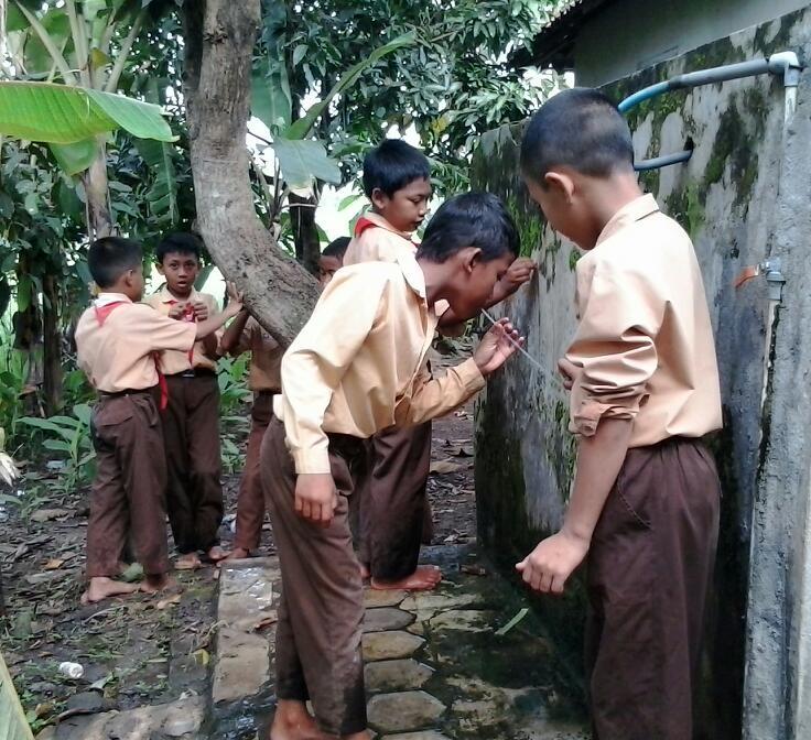 kelakuan anak MI sekarang saat mau wudu, agan2 gini gak ya dl?