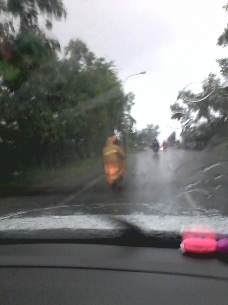 pilih jas hujan yang aman