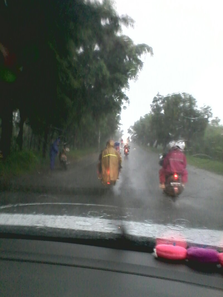 pilih jas hujan yang aman
