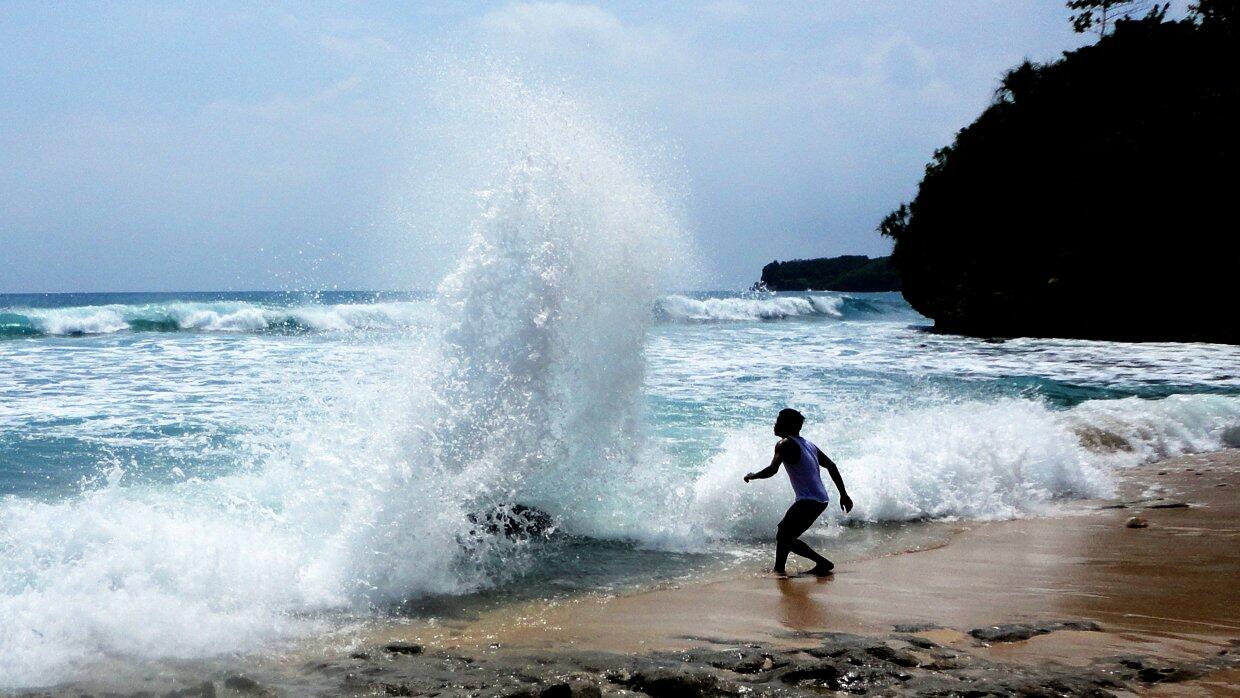 Pantai Terindah yang Belum Banyak Pngunjungnya... !!!