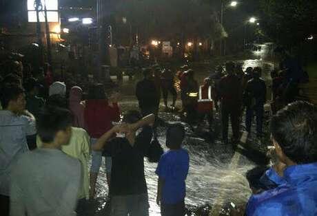 BREAKING NEWS - SEBAGIAN JAKARTA DAN SEKITARNYA DILANDA BANJIR