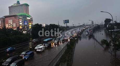 BREAKING NEWS - SEBAGIAN JAKARTA DAN SEKITARNYA DILANDA BANJIR