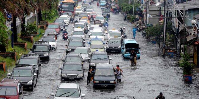 ( Aneh : Banjir Tapi Banyak Yg Gembira ) Hujan sejak pagi Jakarta dikepung banjir