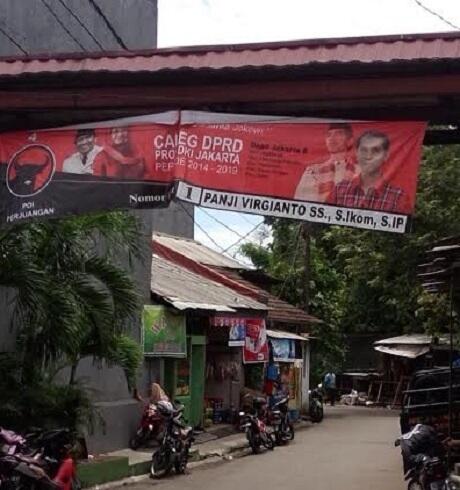 &#91;Sampah Visual&#93; Biar Laku, Caleg PDIP Mulai Jualan Foto Jokowi Di Seantero Indonesia