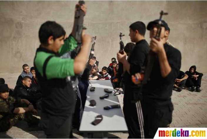 Mengintip Aksi Pelajar Palestina Saat Latihan Militer di Gaza