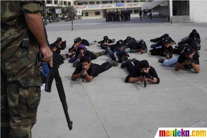 Mengintip Aksi Pelajar Palestina Saat Latihan Militer di Gaza