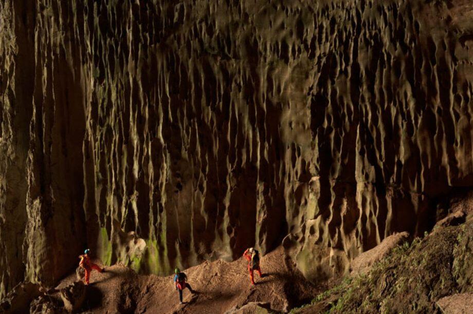 Mengenal " Son Doong Cave " goa terbesar di dunia !