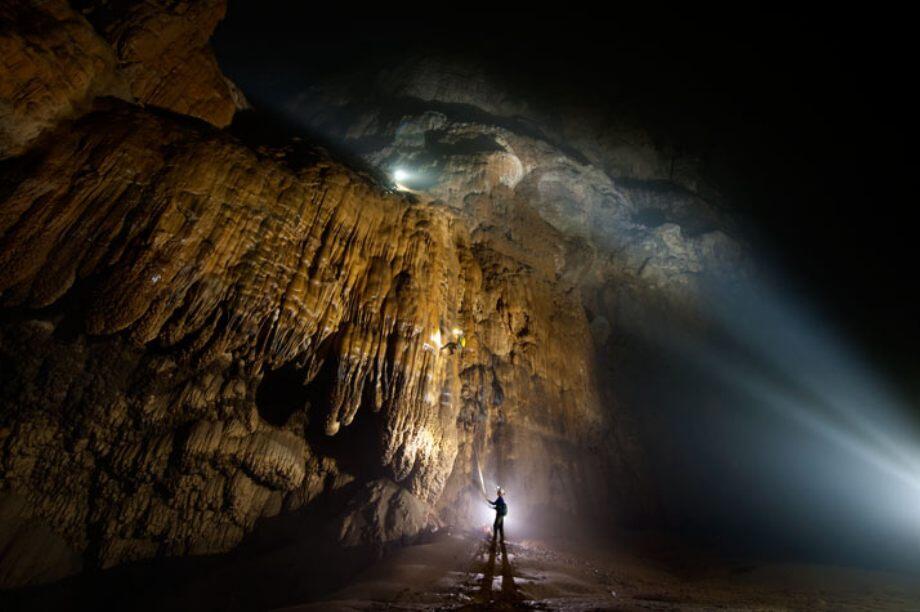Mengenal " Son Doong Cave " goa terbesar di dunia !