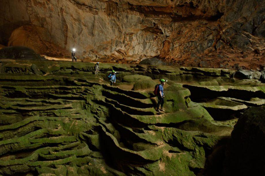Mengenal " Son Doong Cave " goa terbesar di dunia !