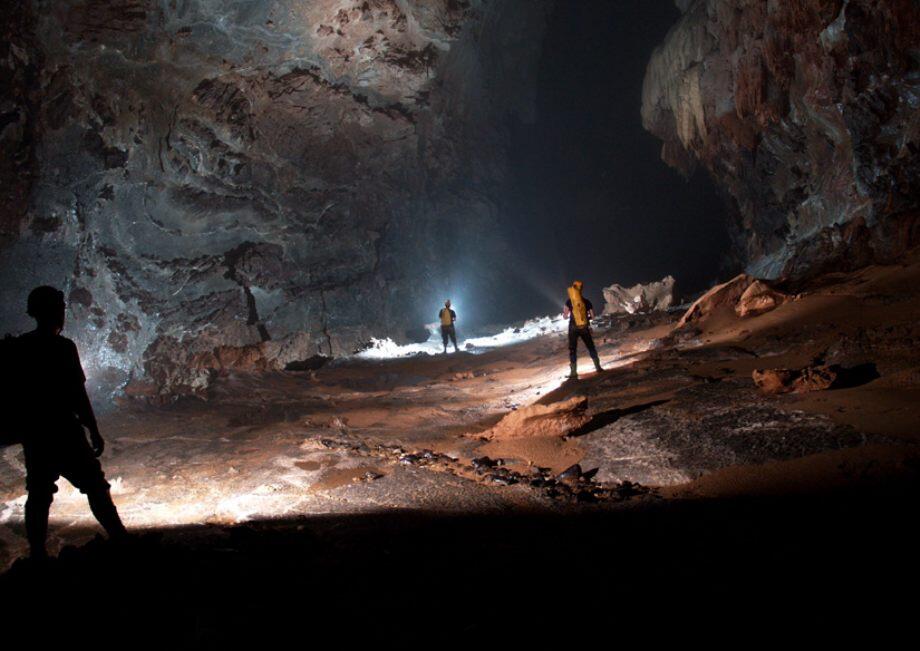 Mengenal " Son Doong Cave " goa terbesar di dunia !