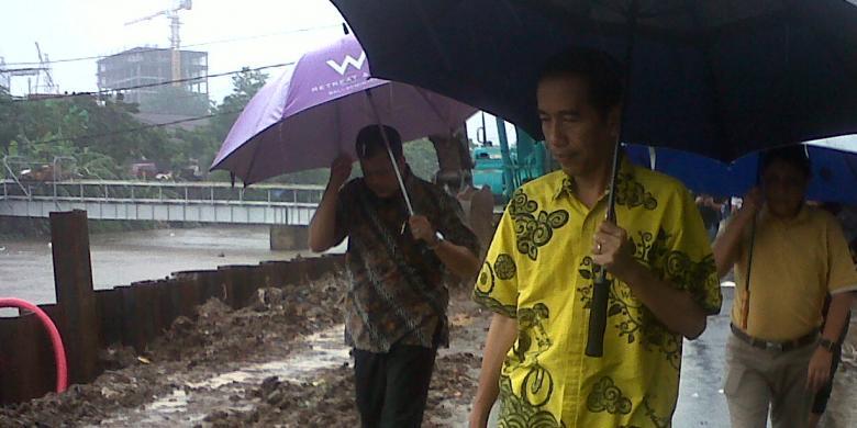 &#91;Kerja..Kerja..Kerja...&#93; Hujan-hujanan Tengok Dua Pintu Air, Apa Alasan Jokowi?