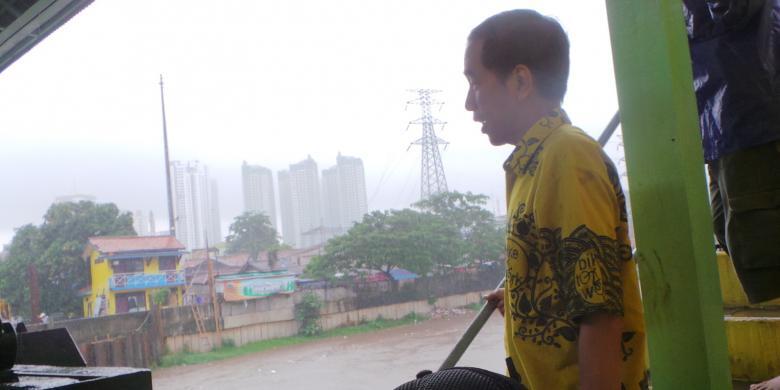 &#91;Kerja..Kerja..Kerja...&#93; Hujan-hujanan Tengok Dua Pintu Air, Apa Alasan Jokowi?