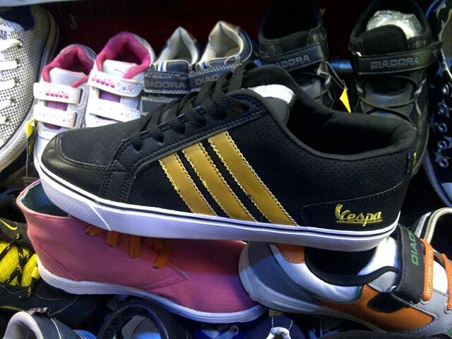 Terjual sepatu  adidas  vespa  adidas  dragon adidas  ronero 