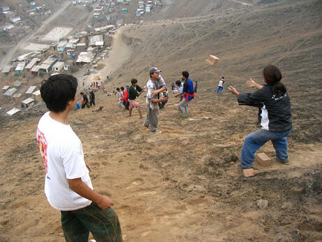 Kesulitan Air Bersih, Masyarakat Peru Minum Air dari Kabut