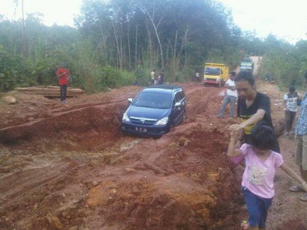 Kondisi Jalan Utama Kalimantan Barat masih jauh dari kata layak untuk dilalui