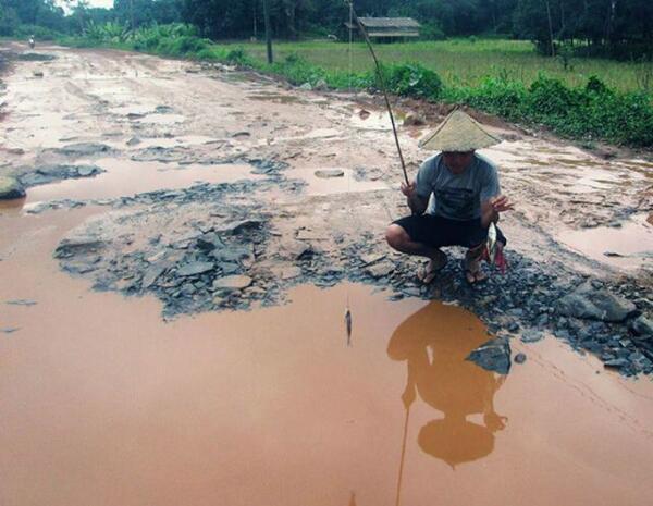 Kondisi Jalan Utama Kalimantan Barat masih jauh dari kata layak untuk dilalui