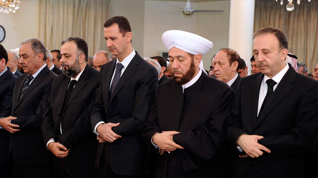 Mengejutkan, Bassar Al-Assad &amp; ulama Sunni salat berjemaah (foto lengkap)