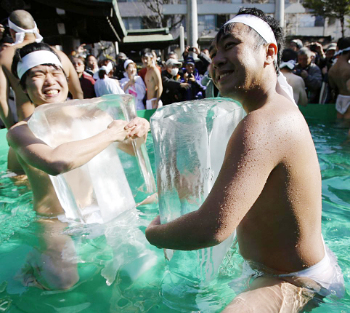 Ritual Unik Berendam Peluk Balok Es di Jepang