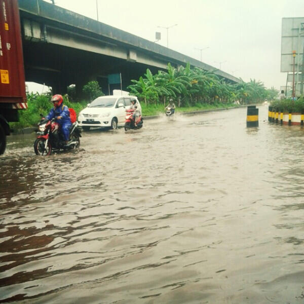 Banjir dan Macet Mengepung Kota Jakarta