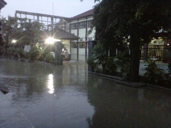 Banjir dan Macet Mengepung Kota Jakarta