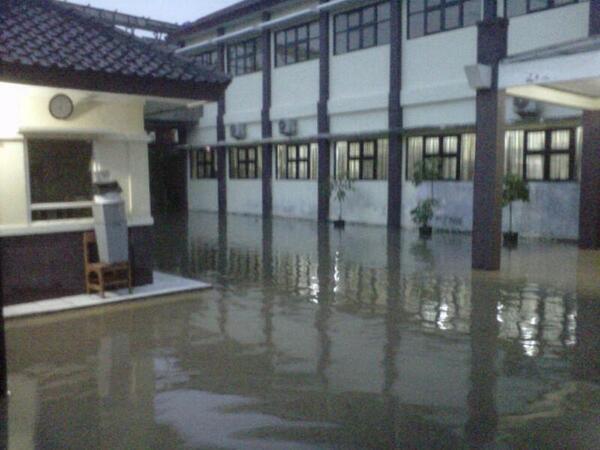 Banjir dan Macet Mengepung Kota Jakarta
