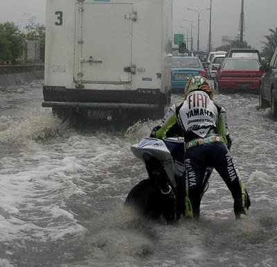 HOT NEWS! banjir di jakarta, motor rossi mogok