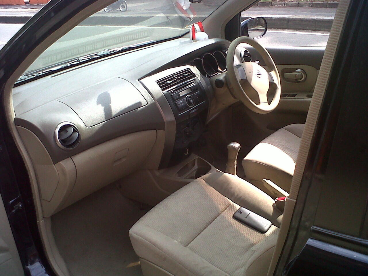 NISSAN LIVINA XR 1.5 MT 2008 HITAM METALIK B 1656 ZUH