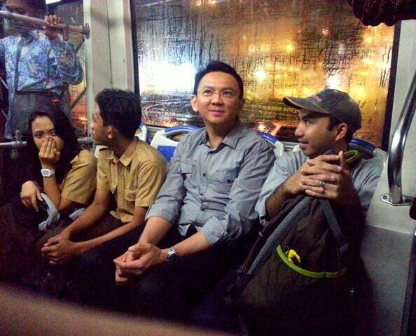&#91;Pencitraan Ahok&#93; Terjebak Macet, Basuki Akhirnya Naik Transjakarta