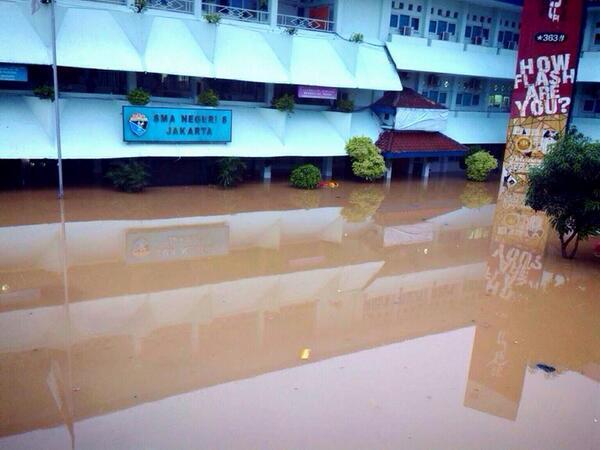 SMA di Jakarta Langganan Banjir, yang sekolahnya pernah kebanjiran masuk