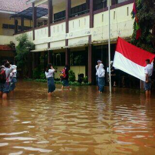 SMA di Jakarta Langganan Banjir, yang sekolahnya pernah kebanjiran masuk