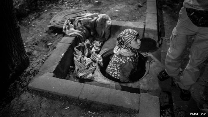 Gambar Anak-anak di Bukares tinggal di selokan-selokan bawah tanah