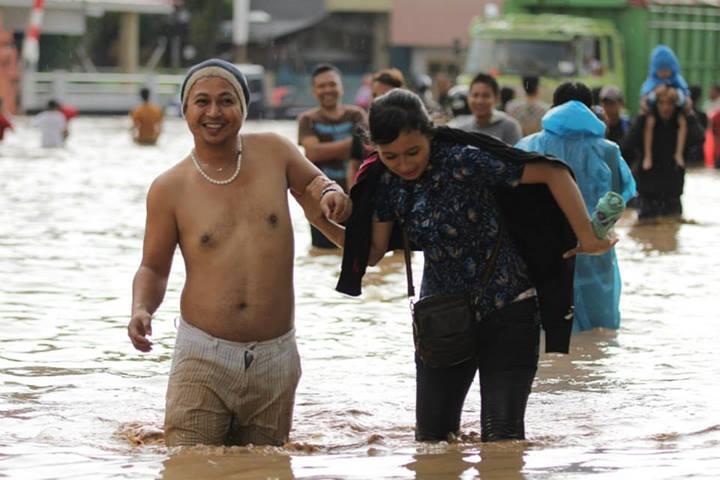 Malapetaka Banjir Manado - Warga Kota Tetap Tak Lupa Senyum &amp; Tawa &#91;PLENTY OF PICS&#93;