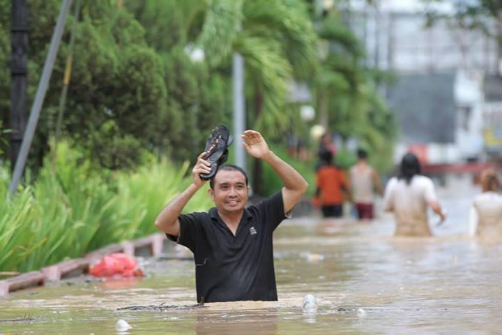 Malapetaka Banjir Manado - Warga Kota Tetap Tak Lupa Senyum &amp; Tawa &#91;PLENTY OF PICS&#93;