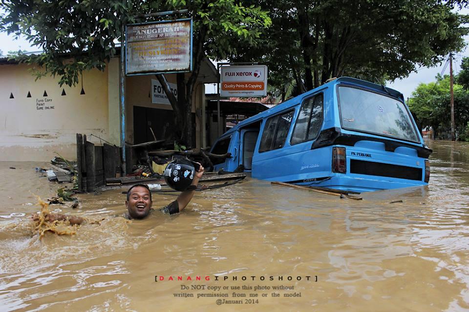 Malapetaka Banjir Manado - Warga Kota Tetap Tak Lupa Senyum &amp; Tawa &#91;PLENTY OF PICS&#93;