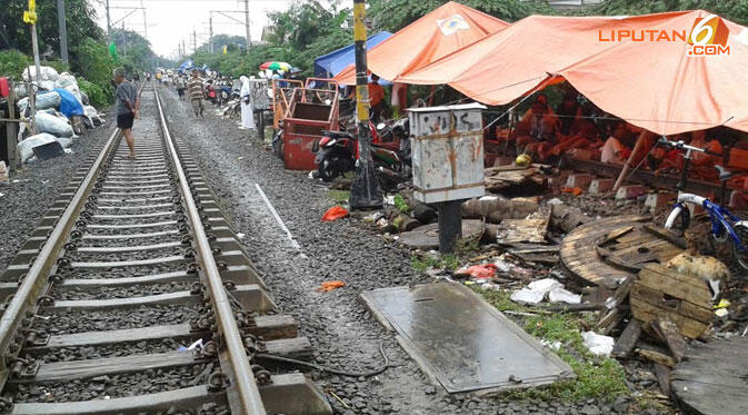 Nekad! Korban Banjir Jakarta Huni Sisi Rel Kereta Api
