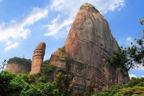 GUNUNG YANG BERBENTUK PENIS DAN VAGINA