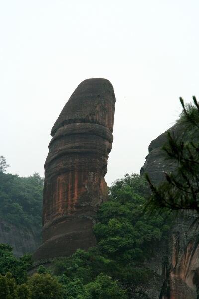 GUNUNG YANG BERBENTUK PENIS DAN VAGINA