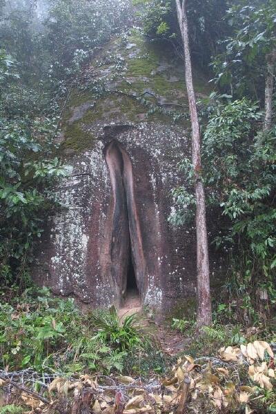 GUNUNG YANG BERBENTUK PENIS DAN VAGINA