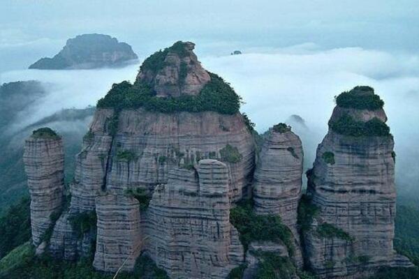 GUNUNG YANG BERBENTUK PENIS DAN VAGINA
