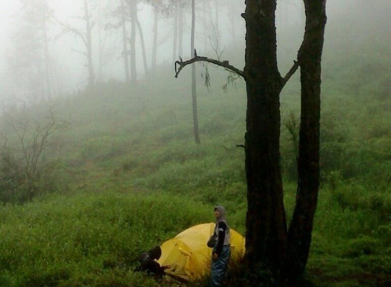 Yang Suka Naik Gunung : 5 Tips Terjebak Hujan Badai di Gunung