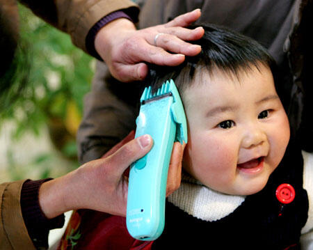 Ekspresi Anak Kecil Saat Potong Rambut