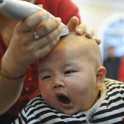 Ekspresi Anak Kecil Saat Potong Rambut